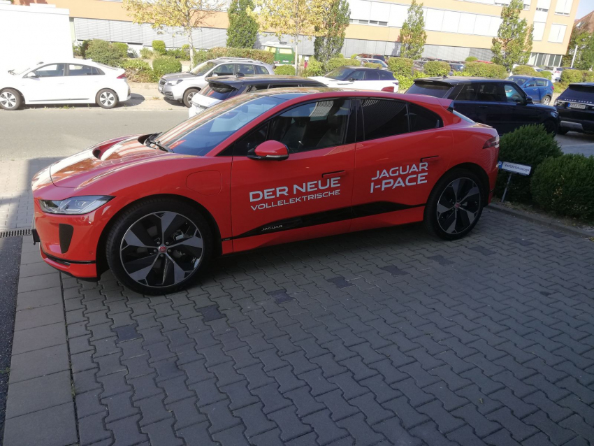 I-Pace vor der Abholung