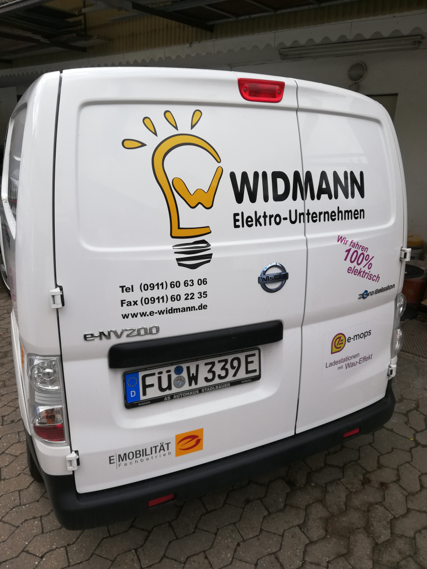 Rückansicht des kleinen Transporters Rückansicht des kleinen Transporters