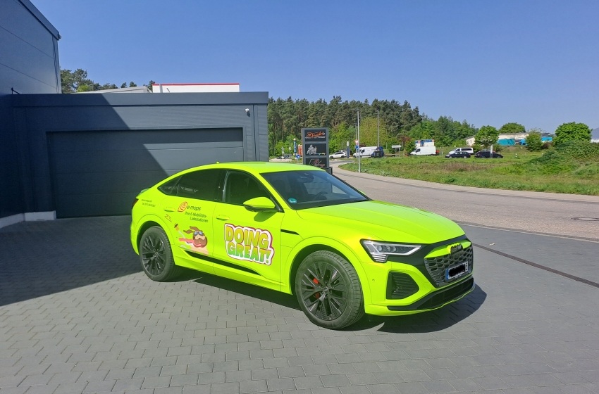Elektroauto - Besser als sein Ruf! Elektrofahrzeug mit e-mops Beschriftung