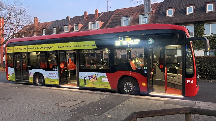 e-mops Bus - seitliche Ansicht