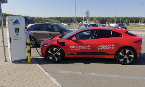e-mops testet Tesla Jäger von Jaguar